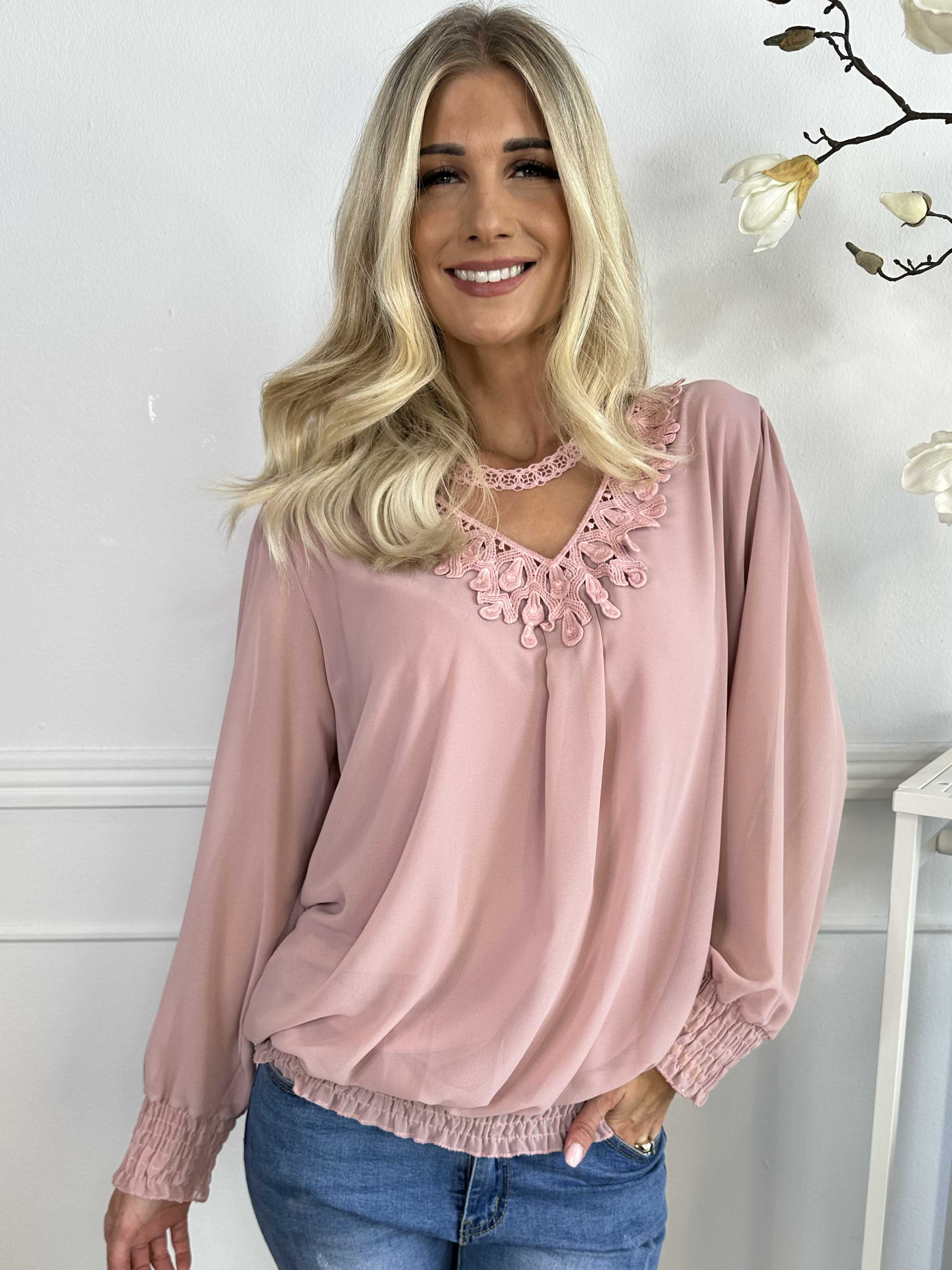 Addison - Tunika i chiffon med detaljer i udskæringen